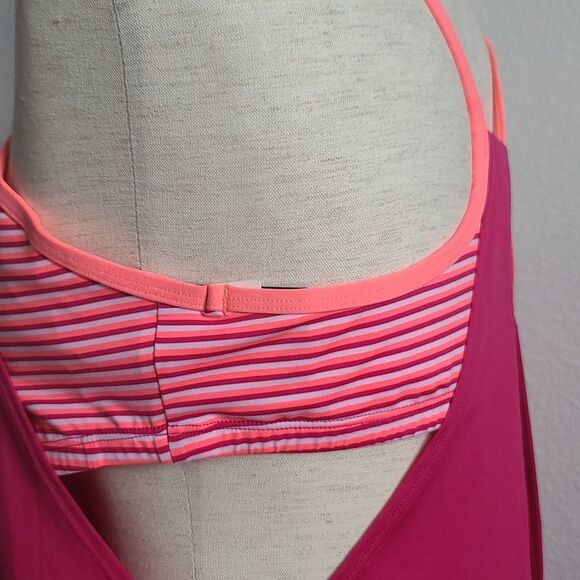 NIKE Workout top. - Picture 4 of 12